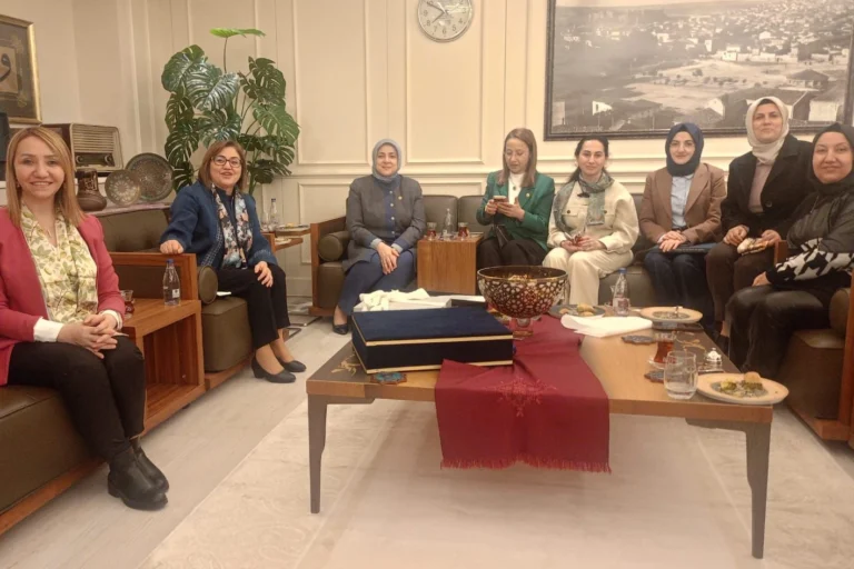 Bilecik Pazaryeri Belediye Başkanı Zekiye Tekin, Gaziantep'te düzenlenen Kadınlarla Yükselen Dirençli Şehirler programında konuşma yaparken