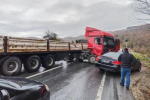 Düzce'de yağışlı havada meydana gelen tır kazası