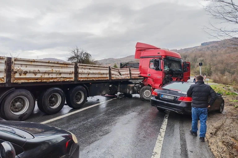 Düzce'de yağışlı havada meydana gelen tır kazası