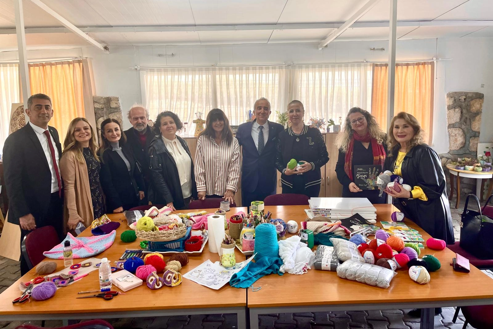 İzmir'de bir huzurevinde düzenlenen etkinlikte yaşlılar müzik ve dansla keyifli vakit geçiriyor.