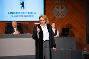 Kocaeli Şehir Tiyatroları'nın Dünya Tiyatro Günü'nde sahnelediği 'Karar' oyununun prömiyerinden bir sahne.