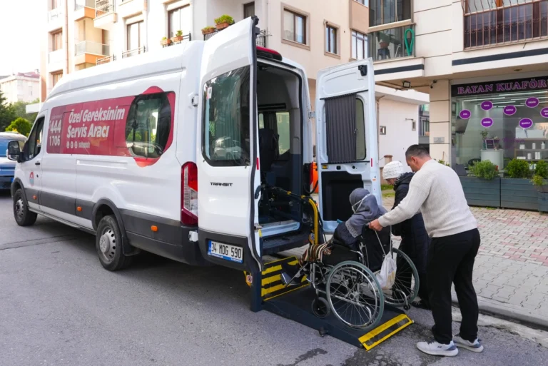 Maltepe Belediyesi sağlık çalışanları tekerlekli sandalyedeki bir hastaya yardım ediyor