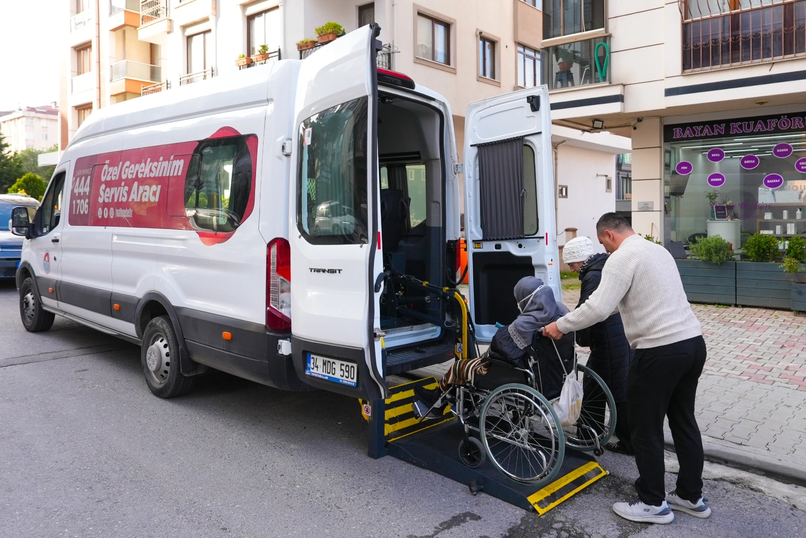 Maltepe Belediyesi sağlık çalışanları tekerlekli sandalyedeki bir hastaya yardım ediyor