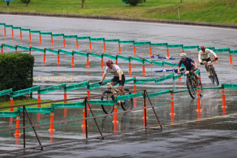 Sakarya'da düzenlenen MTB Eliminator Dünya Şampiyonası Milli Takım seçmelerinde sporcular yarışıyor.