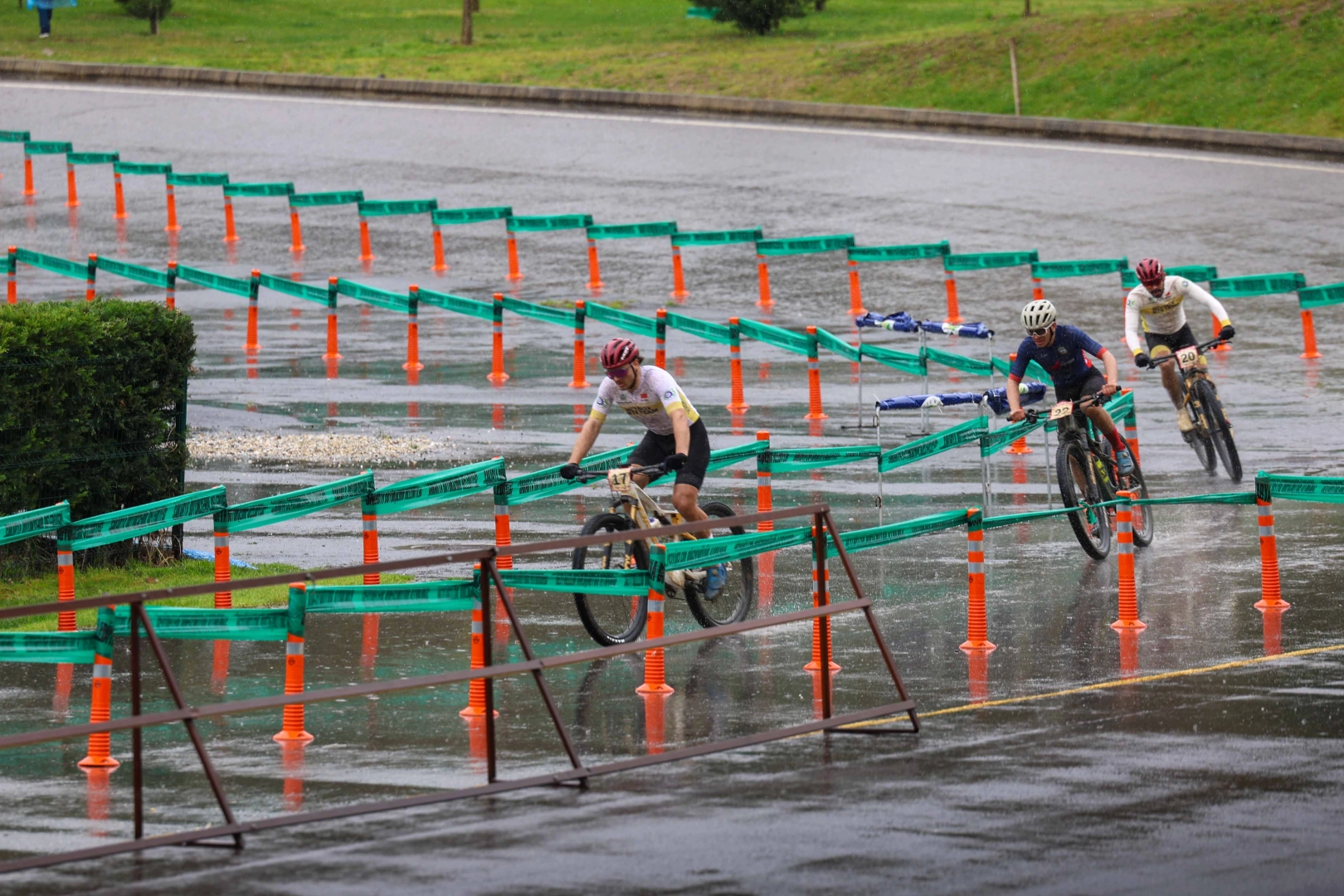 Sakarya'da düzenlenen MTB Eliminator Dünya Şampiyonası Milli Takım seçmelerinde sporcular yarışıyor.