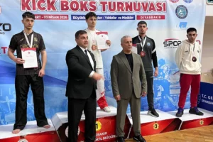 Çayırova Belediyesi sporcuları Diyarbakır'da düzenlenen Türkiye Kick Boks Şampiyonası'ndan iki madalya ile döndü.
