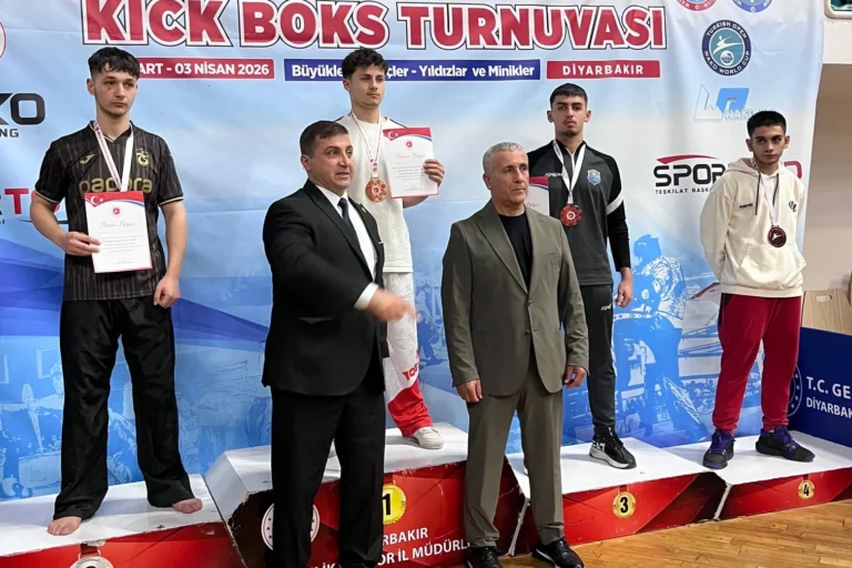 Çayırova Belediyesi sporcuları Diyarbakır'da düzenlenen Türkiye Kick Boks Şampiyonası'ndan iki madalya ile döndü.