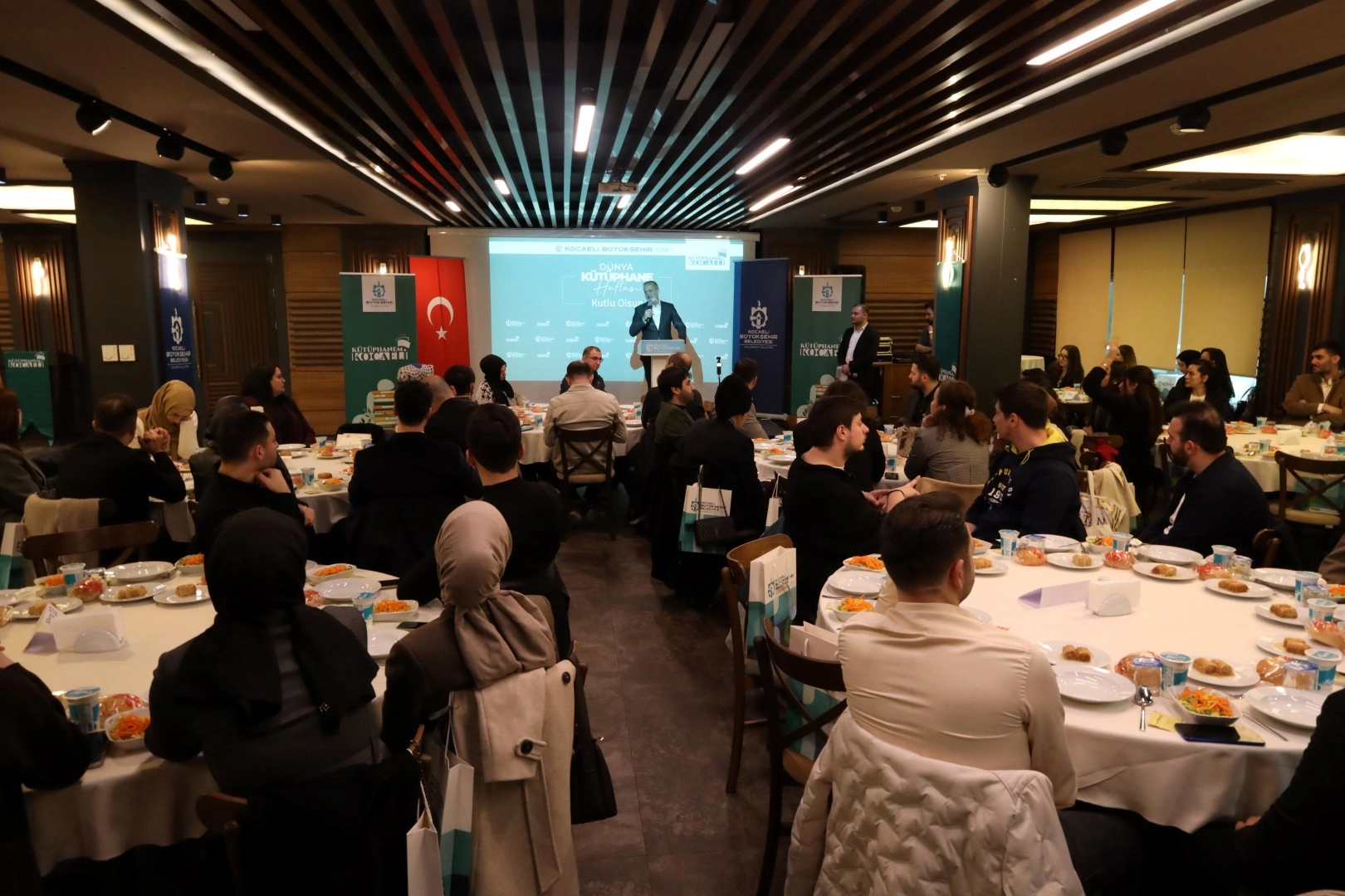 Kocaeli'de kütüphane personeli, Kütüphane Haftası kapsamında düzenlenen motivasyon yemeğinde bir araya geldi.