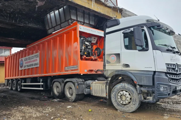 Ağrı Belediyesi katı atık yönetimi projesi kapsamında çöp transfer araçları