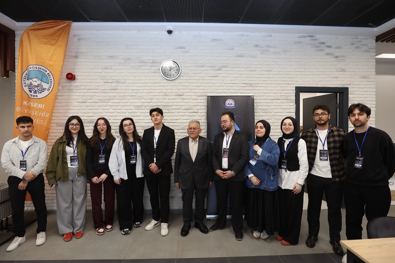 Kayseri Büyükşehir Belediye Başkanı Dr. Memduh Büyükkılıç, Astro Hackathon'da gençlerin projelerini inceliyor.