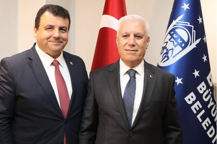 CHP Bursa Milletvekili Hasan Öztürk, gözaltına alınan Bursa Büyükşehir Belediye Başkanı Mustafa Bozbey'e destek çağrısında bulunuyor.