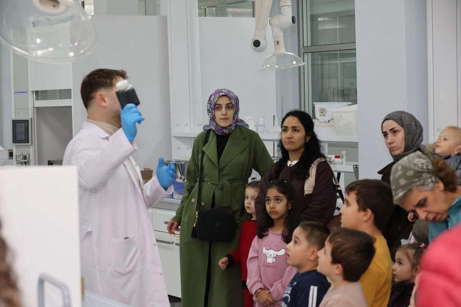 Kocaeli'de çocuklar ve aileleri, Uluslararası Merkez Laboratuvarı'nı ziyaret ederek musluk suyunun yolculuğunu ve güvenliğini öğrendi.