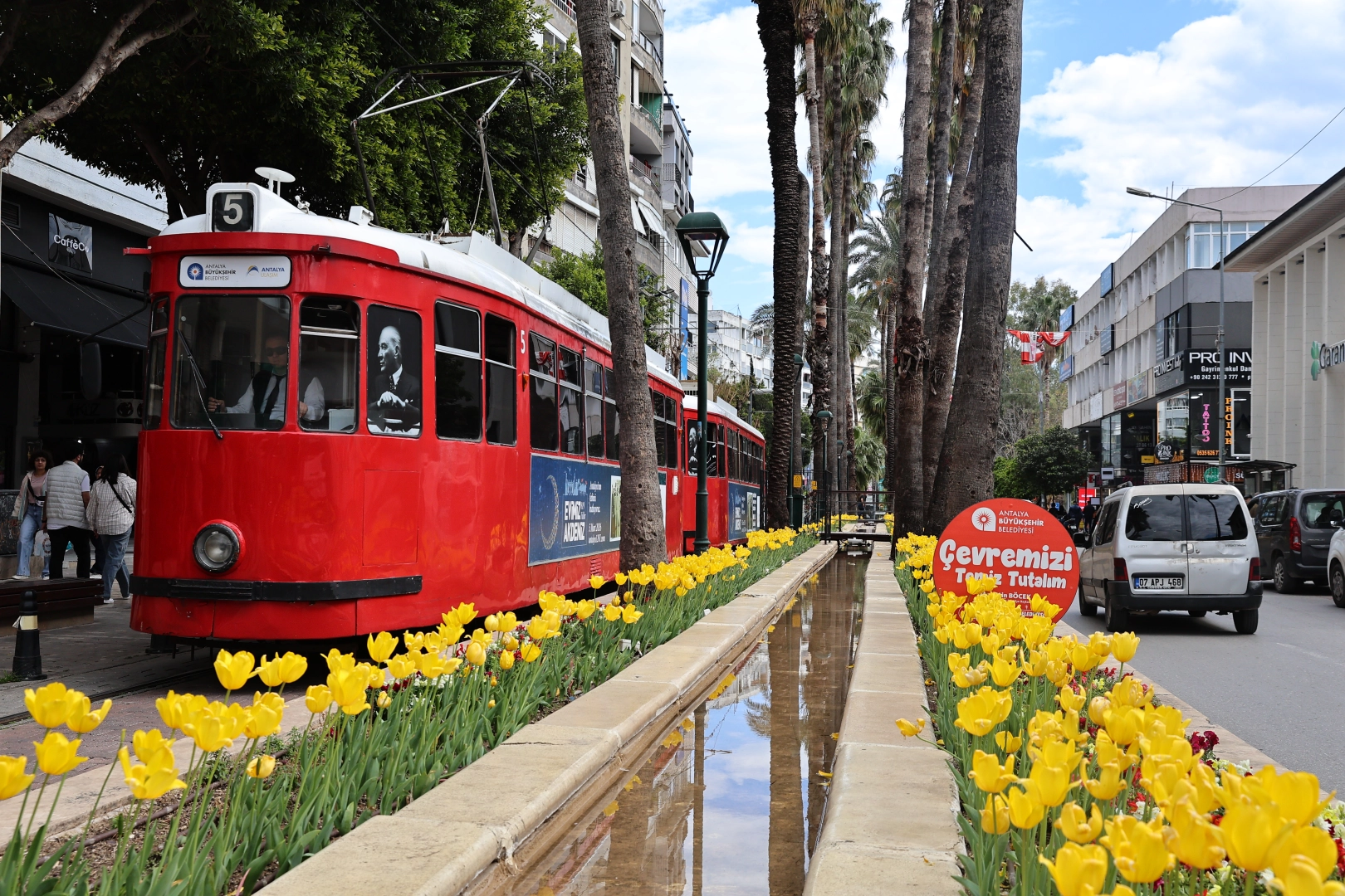 Antalya'da rengarenk lalelerle süslenmiş bir cadde ve orta refüj