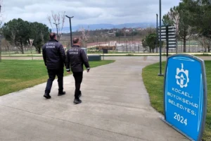 Kocaeli Büyükşehir Belediyesi zabıta ekipleri, şehirde güvenlik ve düzeni sağlamak için devriye geziyor.