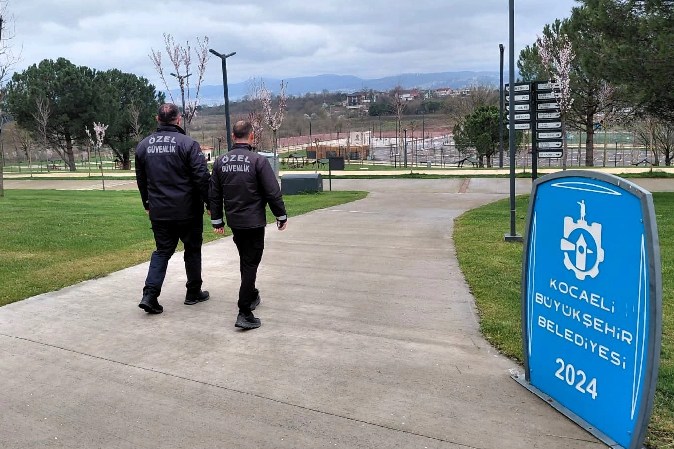 Kocaeli Büyükşehir Belediyesi zabıta ekipleri, şehirde güvenlik ve düzeni sağlamak için devriye geziyor.