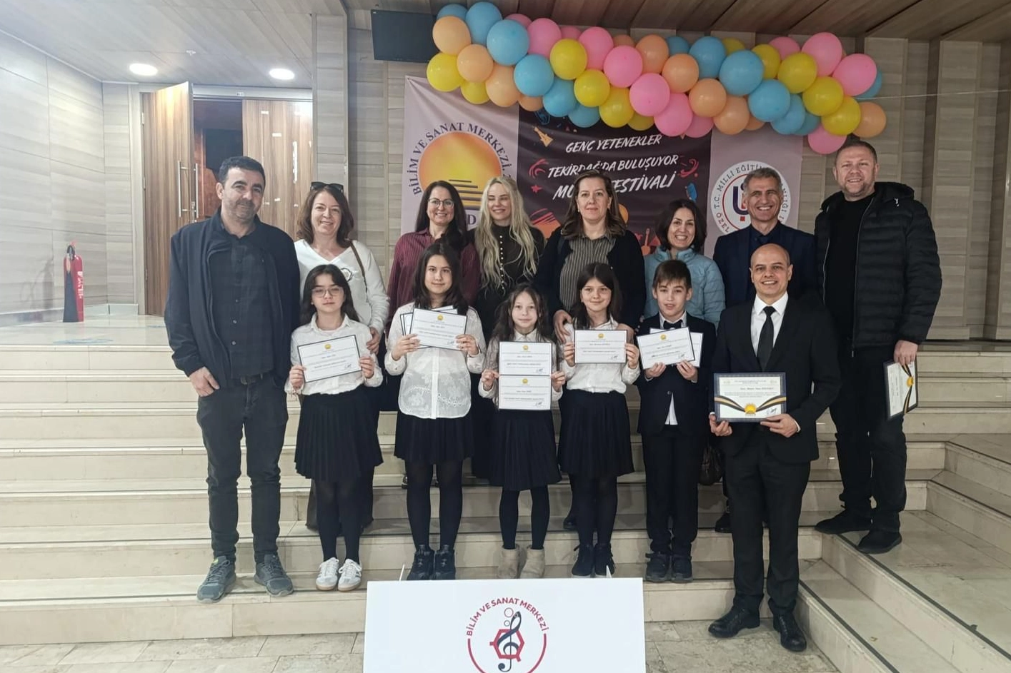 Keşanlı öğrenciler Genç Yetenekler Müzik Festivali'nden ödülle dönerken çekilmiş grup fotoğrafı