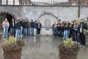 Hollanda ve İspanya'dan gelen misafirler Talas'ın tarihi sokaklarında yürüyor