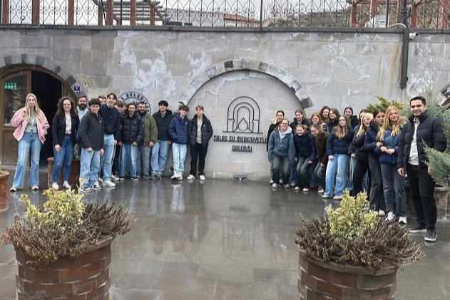 Hollanda ve İspanya'dan gelen misafirler Talas'ın tarihi sokaklarında yürüyor