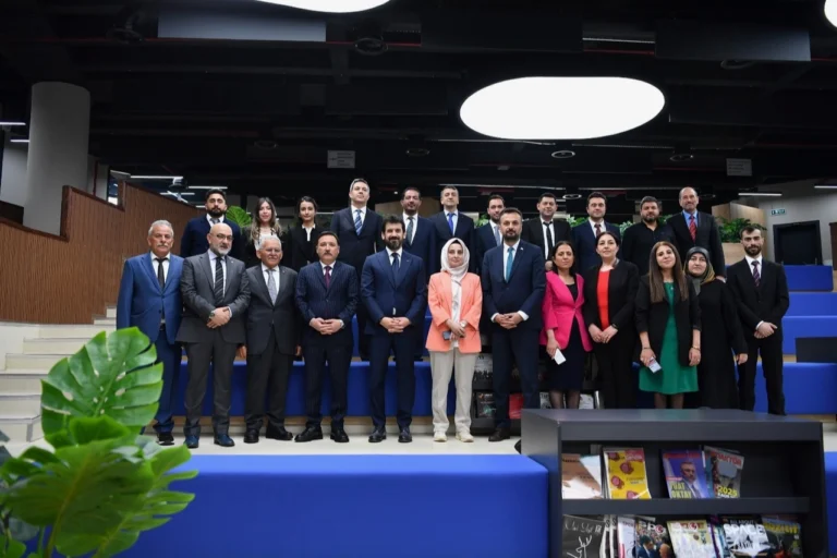 Kayseri Büyükşehir Belediye Başkanı Dr. Memduh Büyükkılıç, 62. Kütüphane Haftası açılışında gençlerle bir araya geldi.