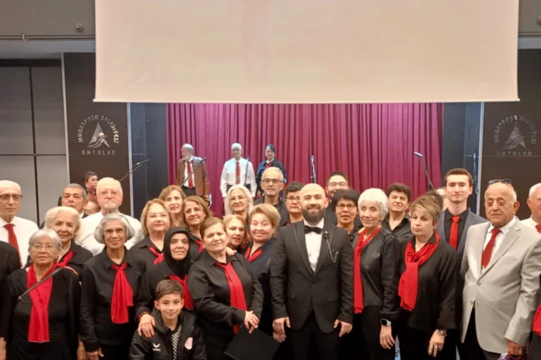 Antalya Muratpaşa Belediyesi Yaşlı Evleri üyelerinin sahne aldığı Anadolu'dan Toroslara Türk Halk Müziği konseri