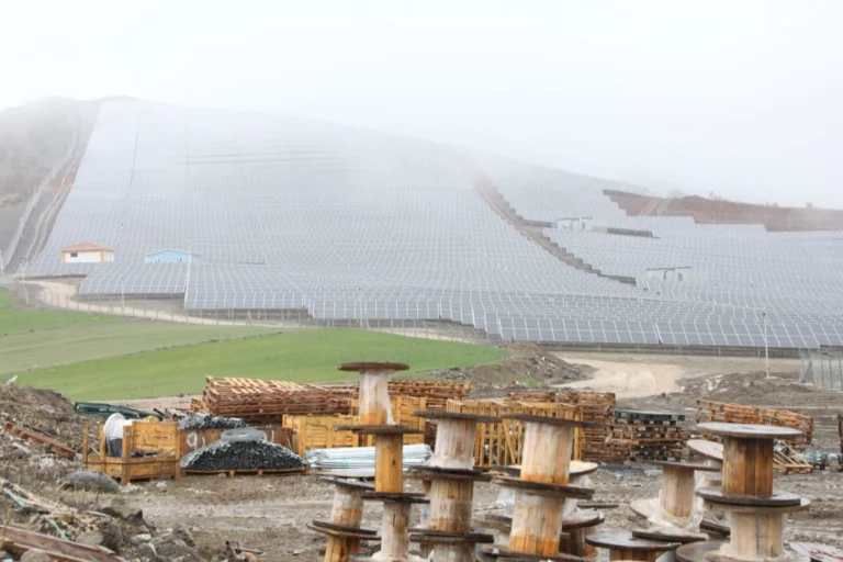 Ankara Üniversitesi 53.4 MW'lık güneş enerjisi santrali yatırımının genel görünümü