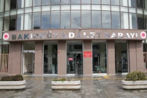 İstanbul'da fuhuş operasyonu kapsamında polis ekiplerinin baskın yaptığı adresten genel görünüm.