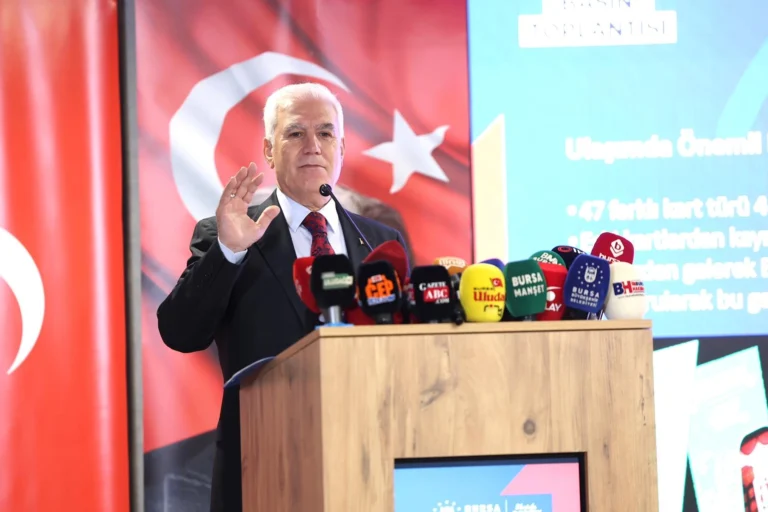 Bursa Büyükşehir Belediye Başkanı Mustafa Bozbey ve 59 şüphelinin gözaltına alındığı operasyona ilişkin görsel.