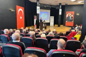 Tarihçi Naim Babüroğlu Bakırköy'de Atatürk ve Cumhuriyet üzerine bir söyleşi veriyor