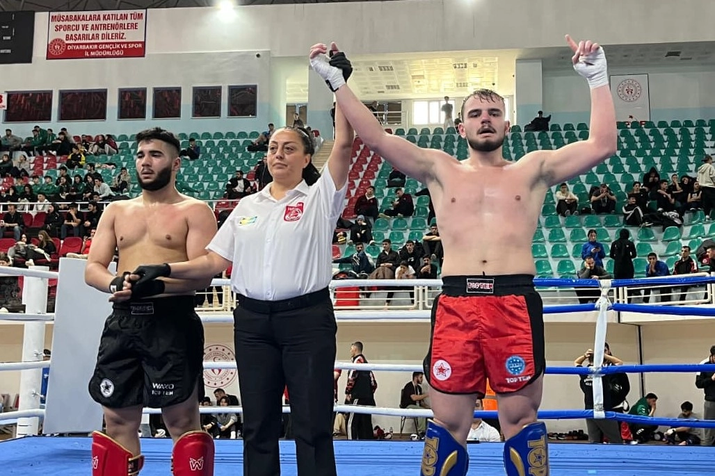 Sakarya Büyükşehir Belediyesi sporcuları kick boks ve yüzme müsabakalarında elde ettikleri başarılar