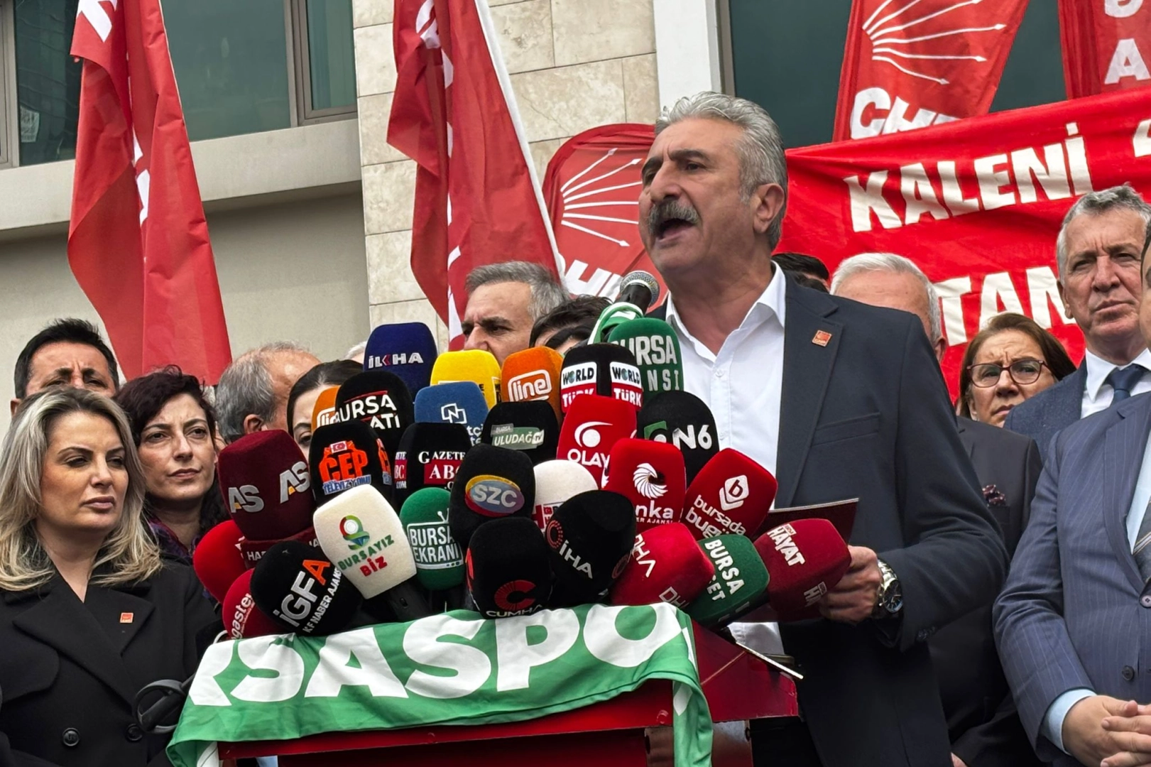 CHP Bursa İl Başkanı, Mustafa Bozbey'in gözaltına alınmasını protesto eden kalabalığa sesleniyor.
