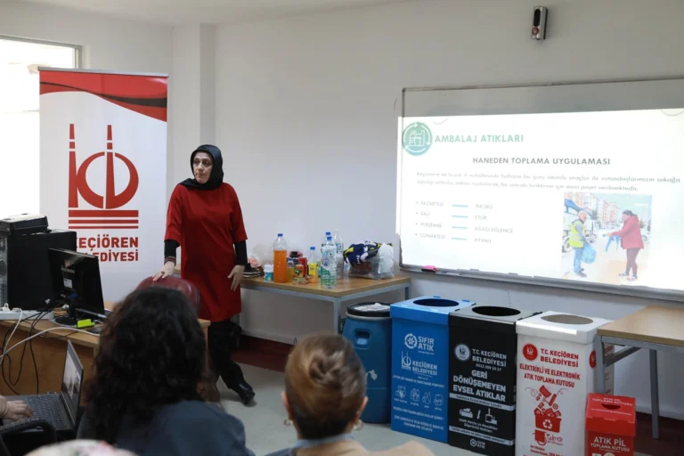 Keçiören Belediyesi'nin sıfır atık eğitimlerine katılan vatandaşlar ve çevre bilinci.