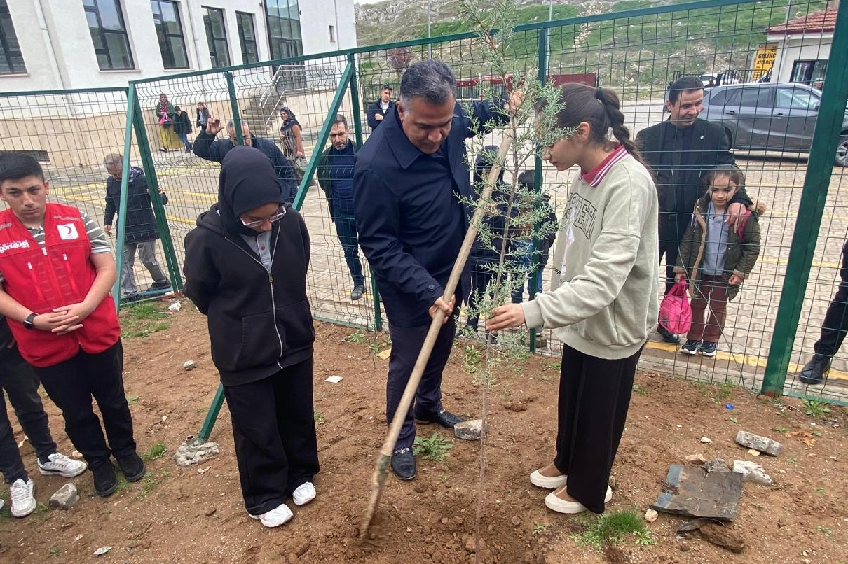 Malatya'da Sıfır Atık Günü kapsamında düzenlenen çevre bilinci etkinliğinde öğrenciler fidan dikiyor.