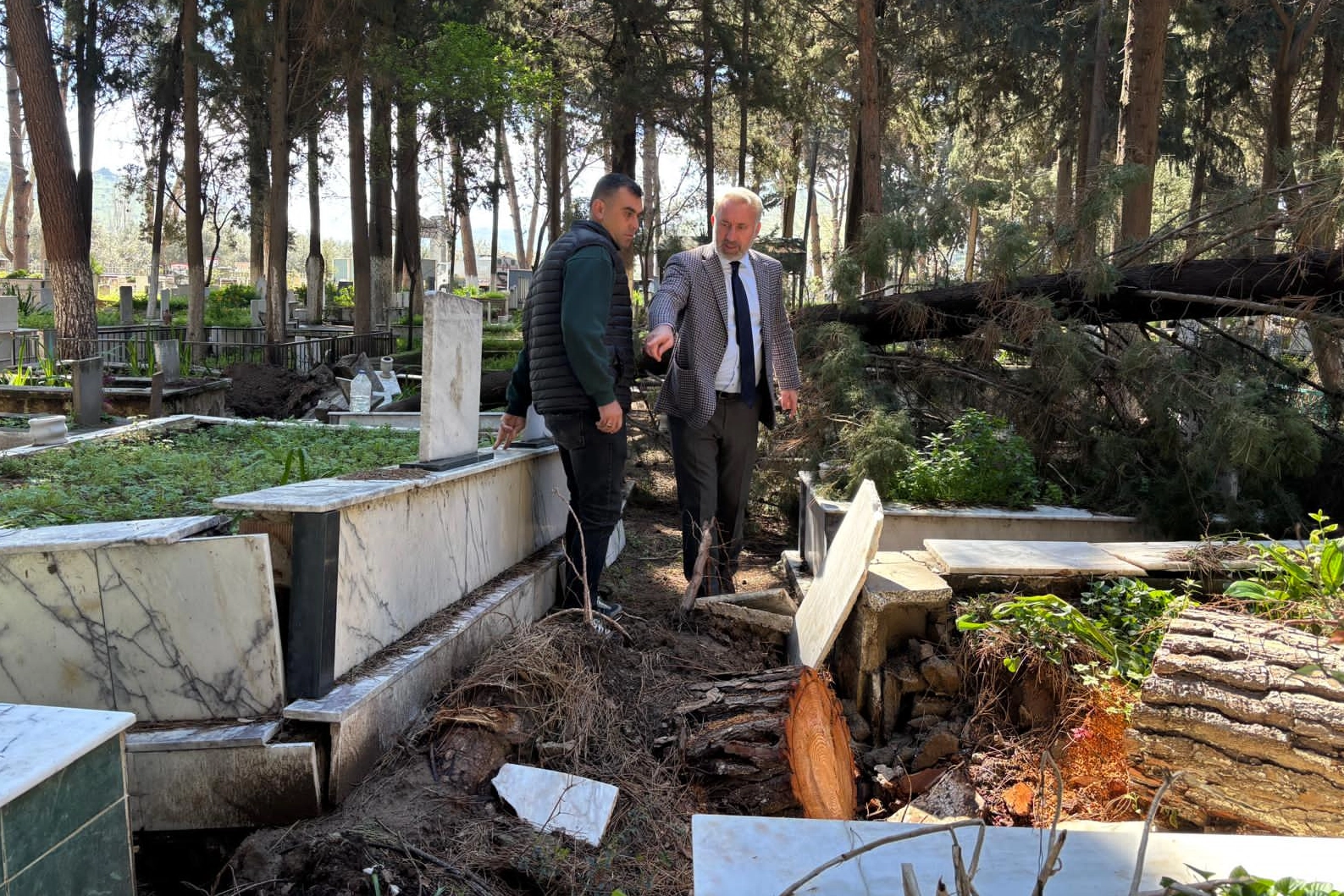 İzmir'de şiddetli fırtına sonrası mezarlıklarda oluşan hasarlar ve belediye ekiplerinin müdahalesi