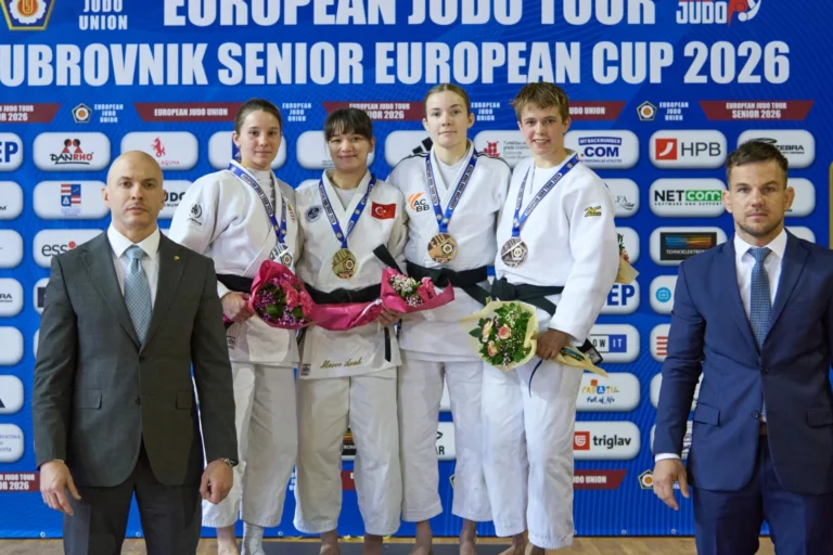 Kocaeli Büyükşehir Belediyesi Kağıtsporlu sporcuların madalyaları ve başarılarını gösteren görsel