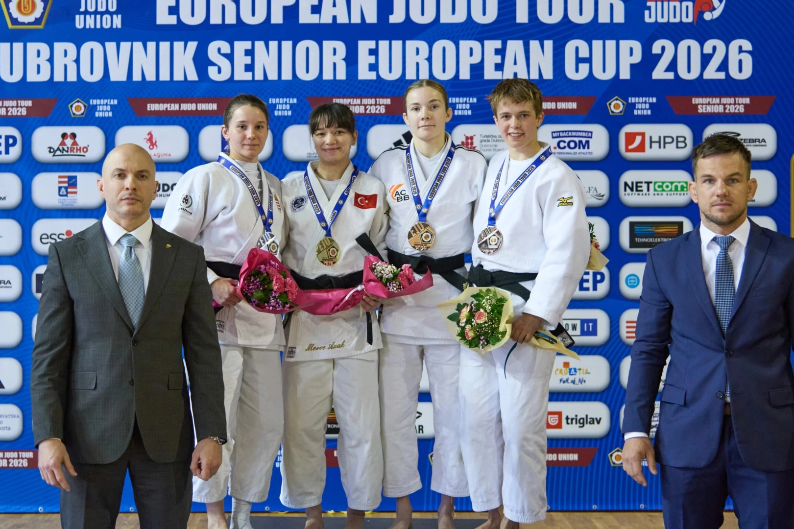 Kocaeli Büyükşehir Belediyesi Kağıtsporlu sporcuların madalyaları ve başarılarını gösteren görsel