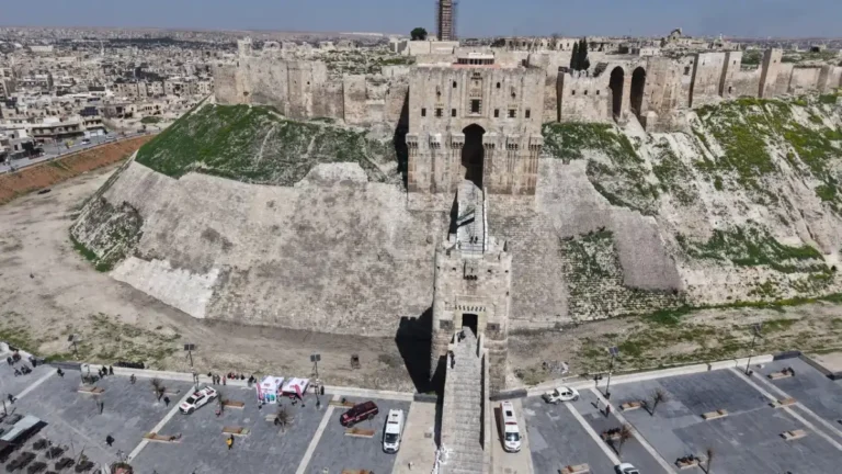 İHH ekipleri Halep Kalesi'nde temizlik ve düzenleme çalışması yaparken