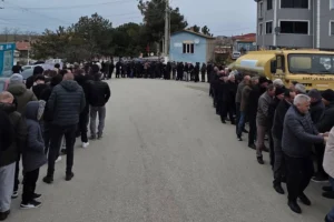 Edirne İpsala'da asırlık bayramlaşma geleneği kapsamında oluşan uzun kuyruklar ve toplumsal dayanışma