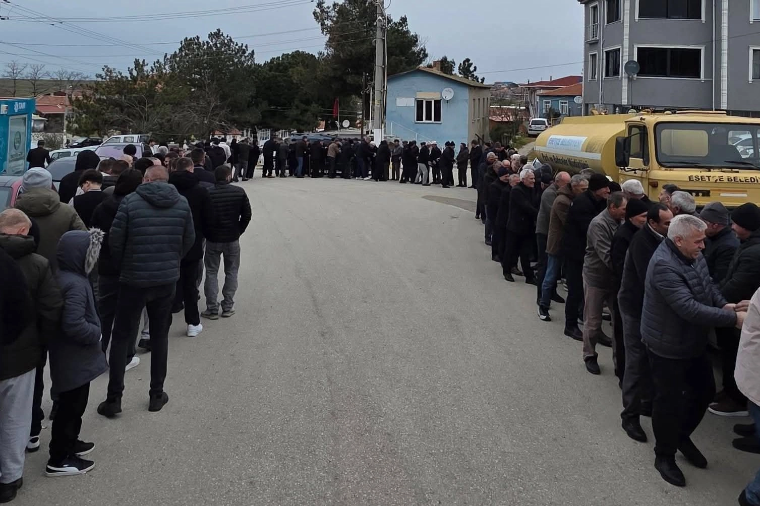 Edirne İpsala'da asırlık bayramlaşma geleneği kapsamında oluşan uzun kuyruklar ve toplumsal dayanışma