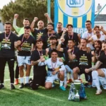 İpsalalı futbolcu Furkan Diravacı, Turgutreisspor'un şampiyonluk kutlamasında kupayla seviniyor.