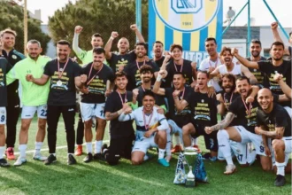 İpsalalı futbolcu Furkan Diravacı, Turgutreisspor'un şampiyonluk kutlamasında kupayla seviniyor.