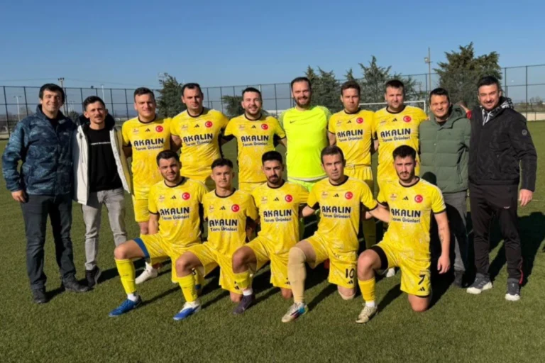 İpsalaspor futbol takımı oyuncuları hakem kararlarına tepki gösteriyor