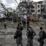 İran'dan İsrail'in Tel Aviv kentine düzenlenen füze saldırısı sonrası hasar gören binalar ve yaralılar