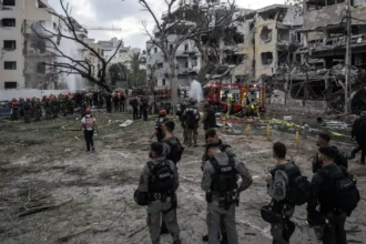 İran'dan İsrail'in Tel Aviv kentine düzenlenen füze saldırısı sonrası hasar gören binalar ve yaralılar