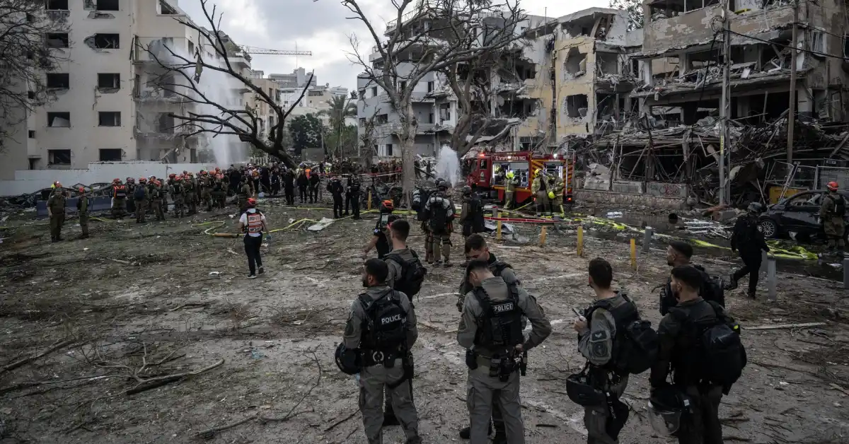 İran'dan İsrail'in Tel Aviv kentine düzenlenen füze saldırısı sonrası hasar gören binalar ve yaralılar