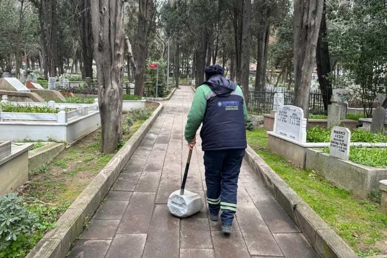 Bakırköy Belediyesi, Ramazan Bayramı öncesinde ilçe genelinde kapsamlı bir temizlik çalışması başlattı.