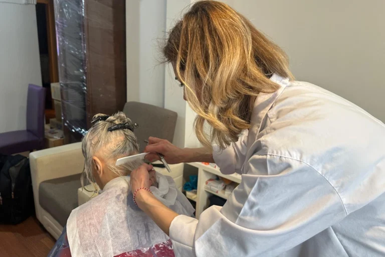 Bakırköy Belediyesi bayram öncesi evde kuaförlük hizmeti veriyor