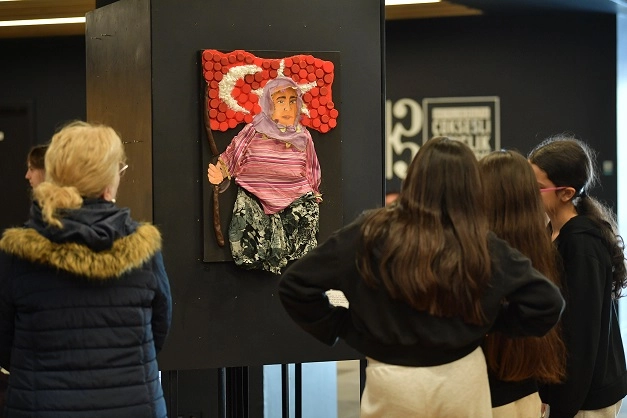Beylikdüzü'nde atık malzemelerin sanata dönüştürüldüğü Anadolu Kadını temalı etkinlikten genel görünüm.