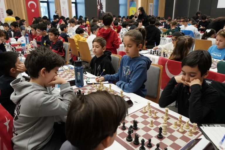 Beylikdüzü'nde düzenlenen geleneksel satranç turnuvası ödül töreni