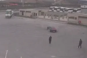 İstanbul Eyüpsultan'da drift yapan 2 sürücü jandarma tarafından yakalandı, ehliyetlerine el konuldu.