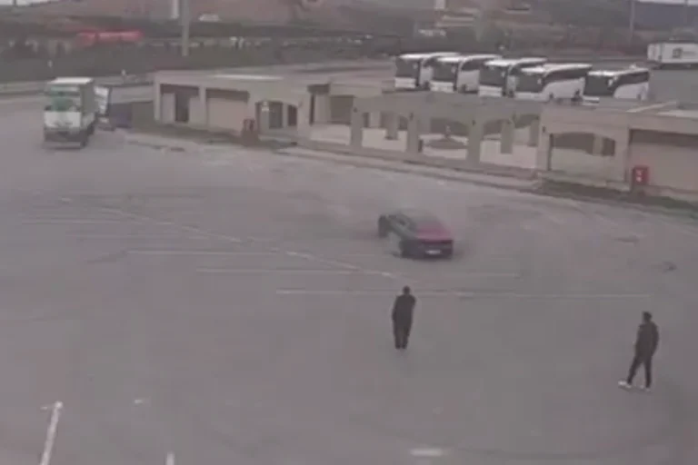 İstanbul Eyüpsultan'da drift yapan 2 sürücü jandarma tarafından yakalandı, ehliyetlerine el konuldu.